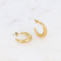 Boucles d'oreilles Caphira créoles à puce dorées texturées Hersée Hersée Paris 9