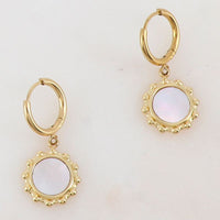 Boucles d'oreilles Ethérie dorées nacre blanche Hersée Hersée Paris 9