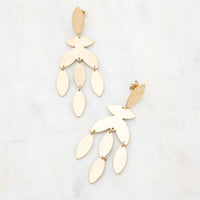 Boucles d’oreilles Dryade pampilles feuilles brossées dorées Hersée Hersée Paris 9